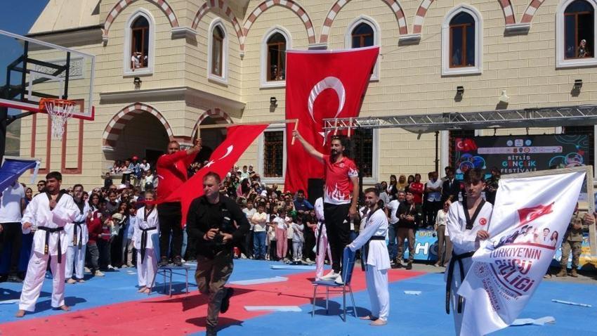 Gençlik festivali savaş uçaklarıyla başladı