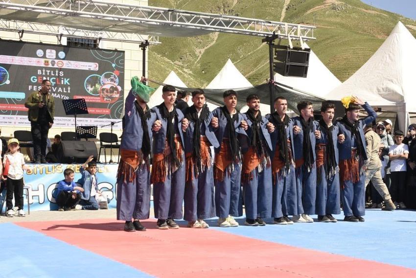 Gençlik festivali savaş uçaklarıyla başladı