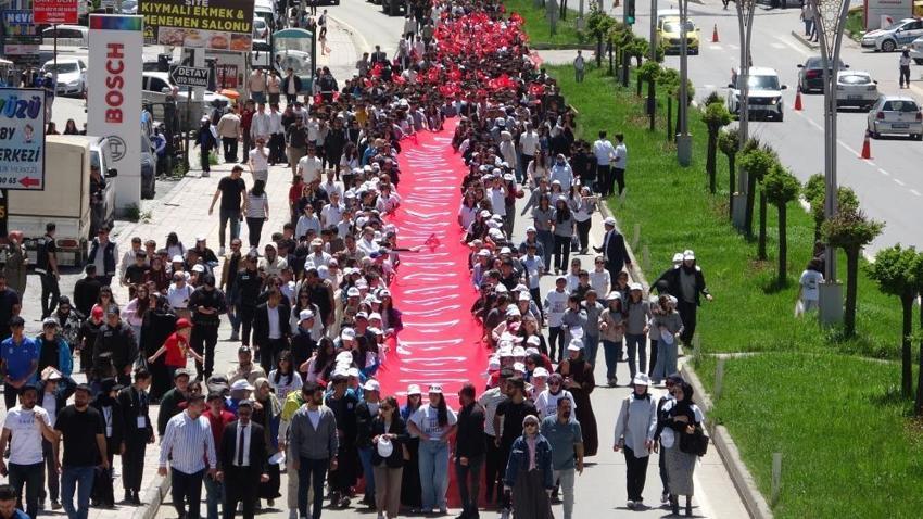 Gençlik festivali savaş uçaklarıyla başladı