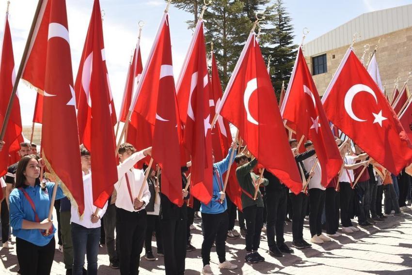 Gençlik festivali savaş uçaklarıyla başladı