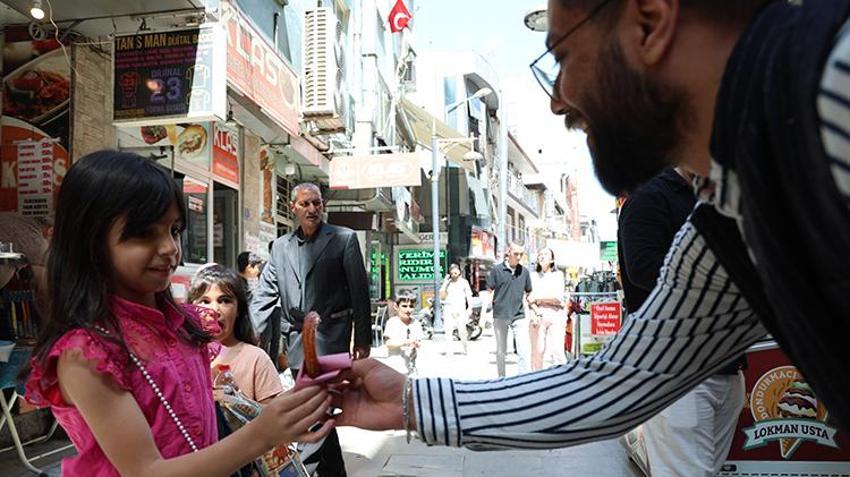 Seyyar satıcılıktan patronluğa! 23 yaşında başardı, bedava dağıttı 