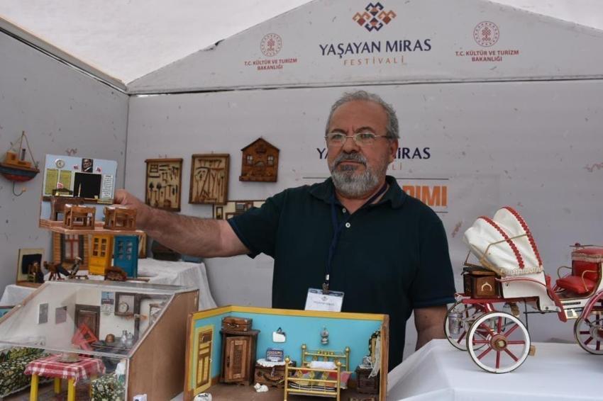 Afyon'da her şeyin minyatürü var! Emeklilik onu sanatçı yaptı, görenleri hayran bırakıyor
