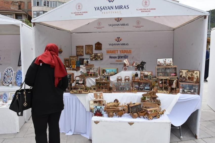 Afyon'da her şeyin minyatürü var! Emeklilik onu sanatçı yaptı, görenleri hayran bırakıyor
