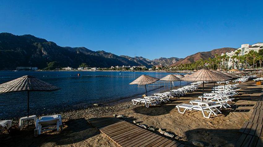 Bodrum Yalıkavak’ta lüksün ortasında halk plajı