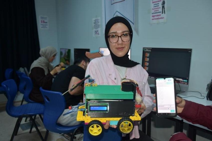 Adana'da okul bahçesinde icat ettiler! Gübreleme yapan robot geliştirip Finlandiya'da eğitime başlandı
