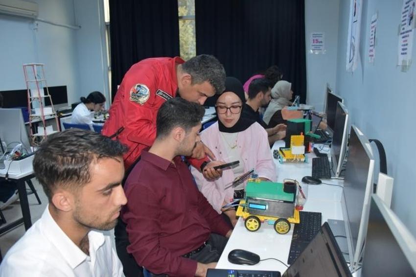 Adana'da okul bahçesinde icat ettiler! Gübreleme yapan robot geliştirip Finlandiya'da eğitime başlandı
