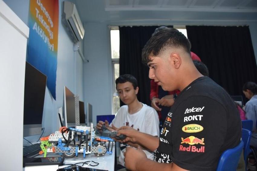 Adana'da okul bahçesinde icat ettiler! Gübreleme yapan robot geliştirip Finlandiya'da eğitime başlandı
