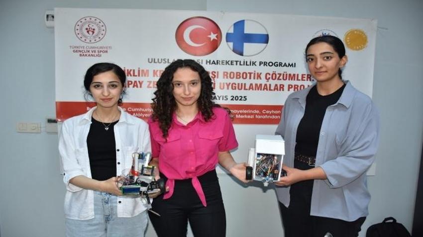 Adana'da okul bahçesinde icat ettiler! Gübreleme yapan robot geliştirip Finlandiya'da eğitime başlandı
