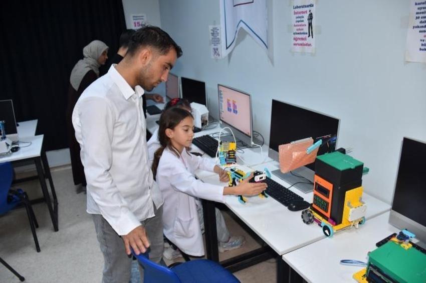 Adana'da okul bahçesinde icat ettiler! Gübreleme yapan robot geliştirip Finlandiya'da eğitime başlandı

