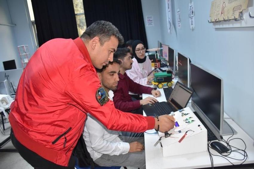 Adana'da okul bahçesinde icat ettiler! Gübreleme yapan robot geliştirip Finlandiya'da eğitime başlandı
