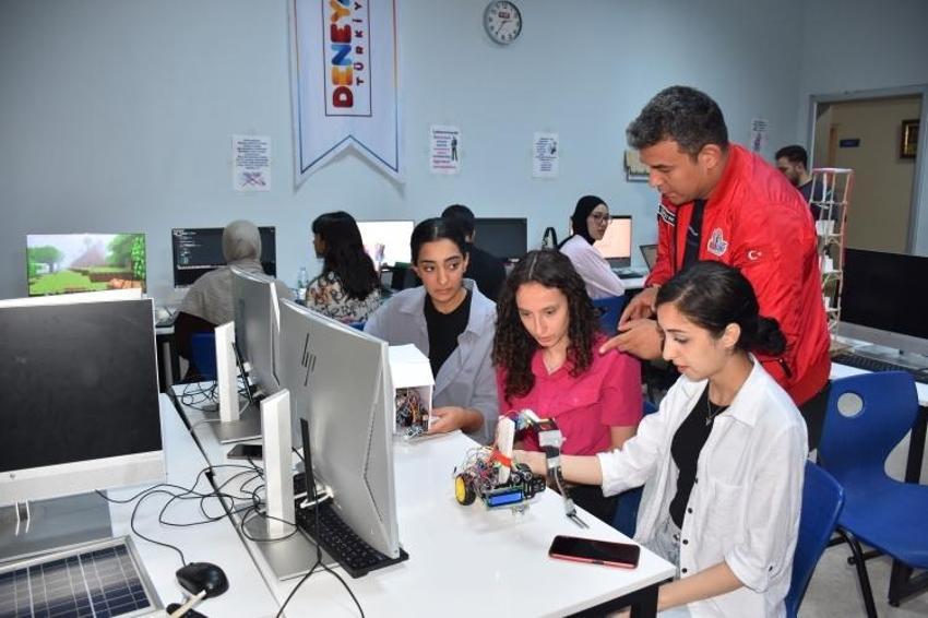 Adana'da okul bahçesinde icat ettiler! Gübreleme yapan robot geliştirip Finlandiya'da eğitime başlandı
