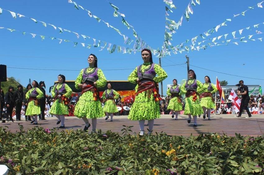 Giresun'da festivalinde ilginç gelenek: Dereye 7 çift, 1 tek taş atıldı!