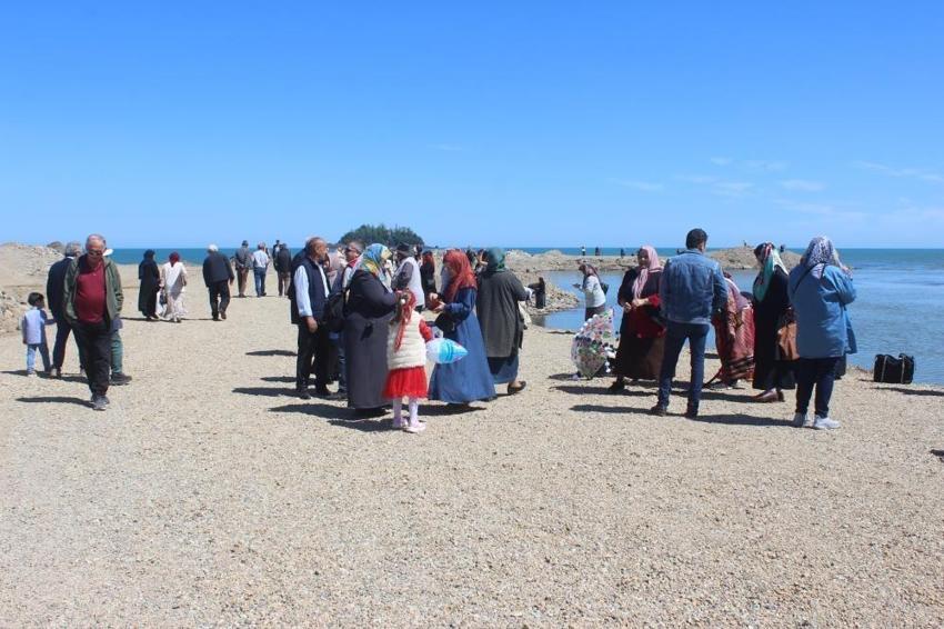 Giresun'da festivalinde ilginç gelenek: Dereye 7 çift, 1 tek taş atıldı!