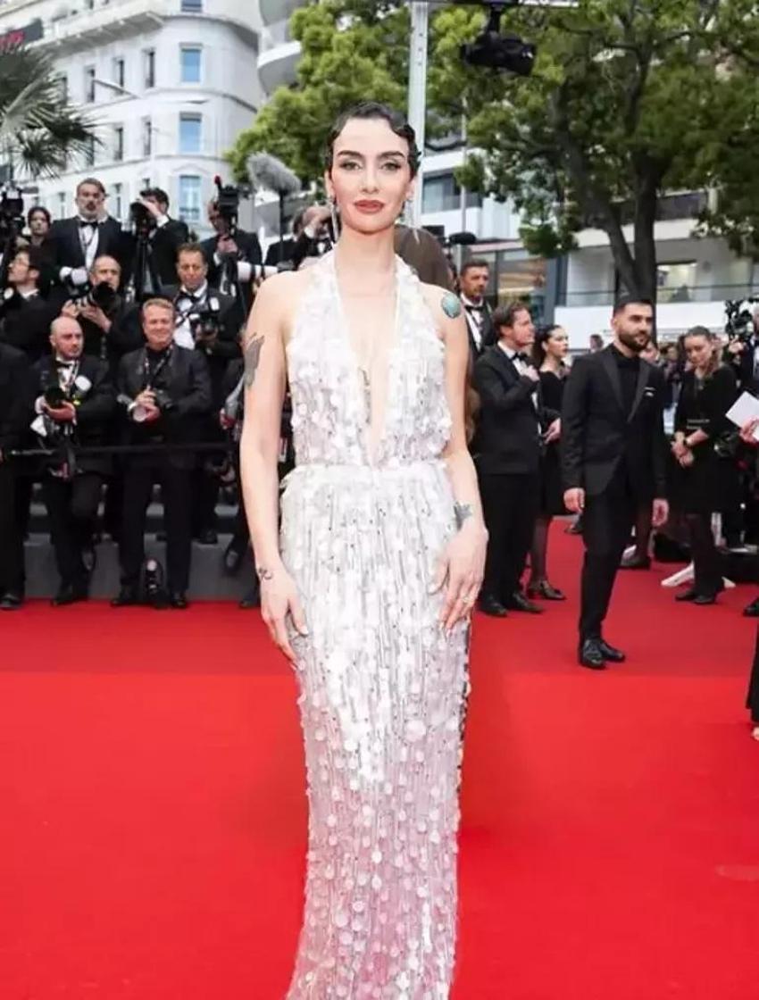 Cannes'da poz vermedi, ona hayran baktı! İşte ünlülerin kırmızı halı kombinleri
