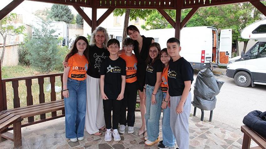 Uzak Şehir minik yüreklerin hayallerine dokundu! LÖSEV Çocuk Kolları Uzak Şehir setinde