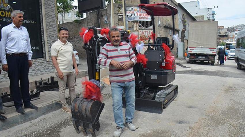 İşten ayrılan çalışanına 1 milyon TL değerinde hediye verdi! Gaziantepli patrondan işçisine büyük vefa örneği