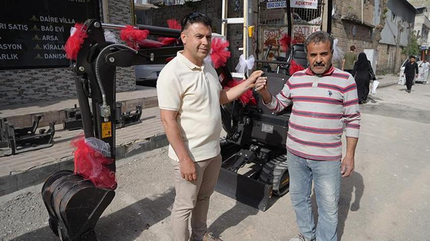 İşten ayrılan çalışanına 1 milyon TL değerinde hediye verdi! Gaziantepli patrondan işçisine büyük vefa örneği