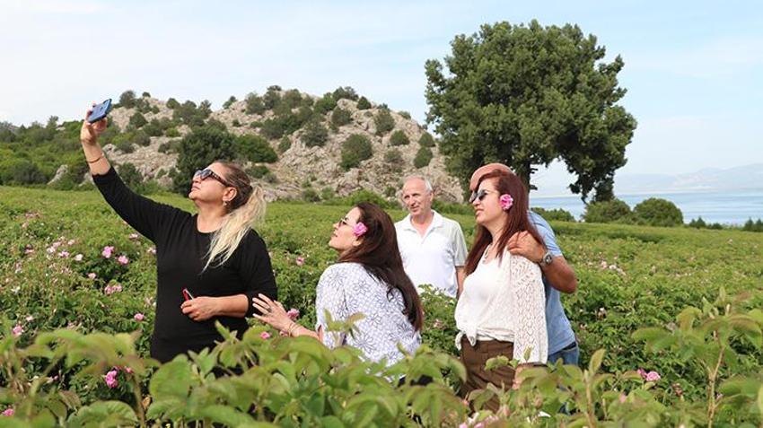 Böyle hasat görülmedi! Burdur'da başlayan hasat yerli ve yabancı turistlerin akınına uğradı