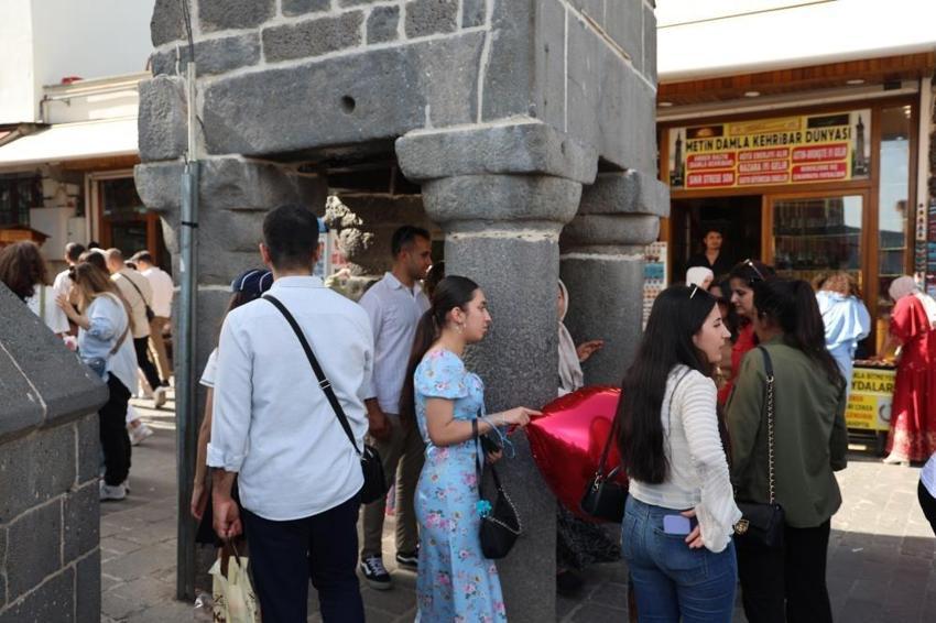 Diyarbakır'da dilekler gerçekleşiyor! Çevresinde 7 kez dönülen minare turistlerin ilgi odağı oldu