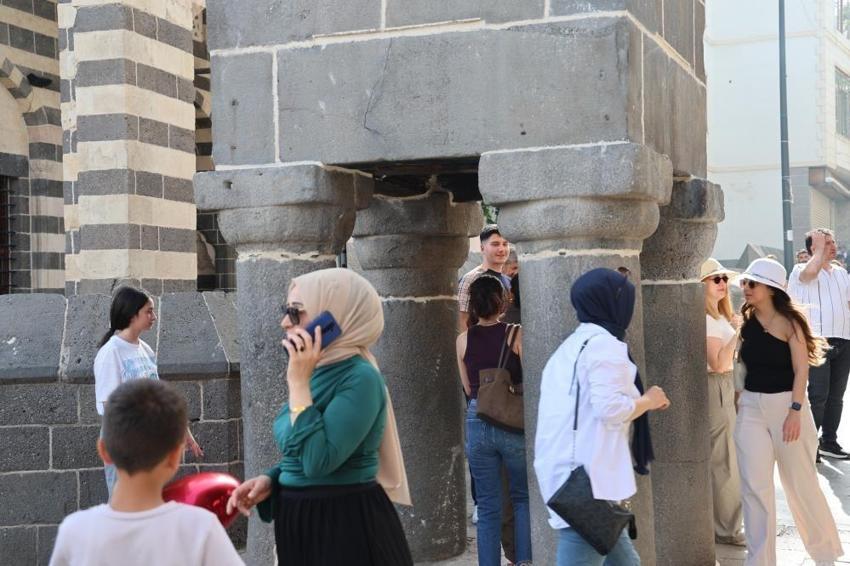 Diyarbakır'da dilekler gerçekleşiyor! Çevresinde 7 kez dönülen minare turistlerin ilgi odağı oldu