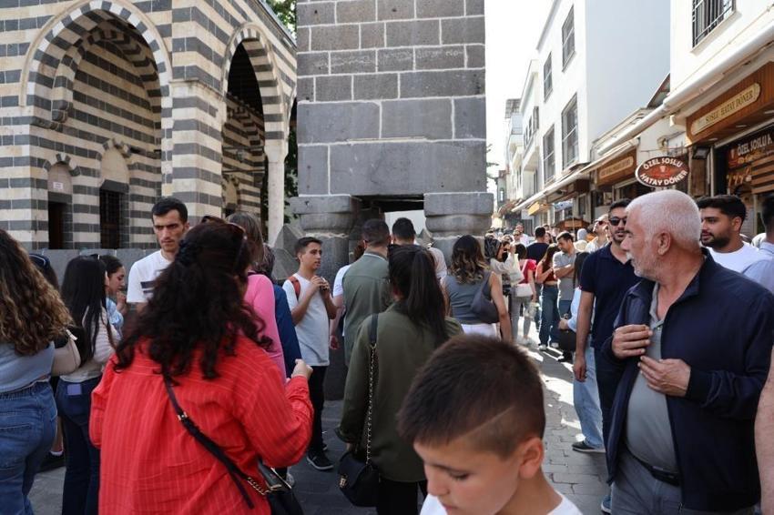 Diyarbakır'da dilekler gerçekleşiyor! Çevresinde 7 kez dönülen minare turistlerin ilgi odağı oldu