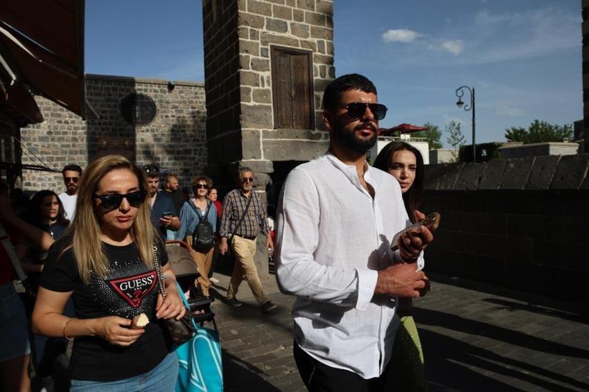 Diyarbakır'da dilekler gerçekleşiyor! Çevresinde 7 kez dönülen minare turistlerin ilgi odağı oldu