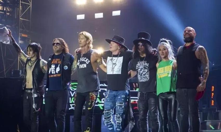 Efsane Rock grubu Guns N' Roses kulise lahmacun istedi!

