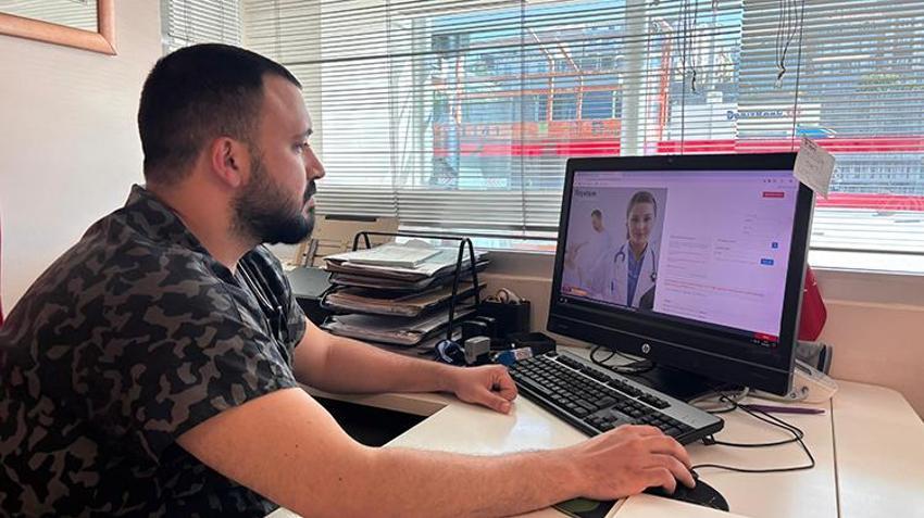 Gündüz doktor, akşam burgerci! Stetoskopunu çıkarıp önlüğünü giyiyor: Heyecanlı ve güzel bir yolculuğa başladık