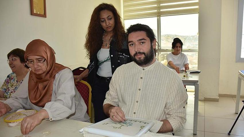 Hobi olarak başladı, kültürel mirasçısı oldu! Unutulmaya yüz tutulan nakış işlemelerini geleceğe taşıyor