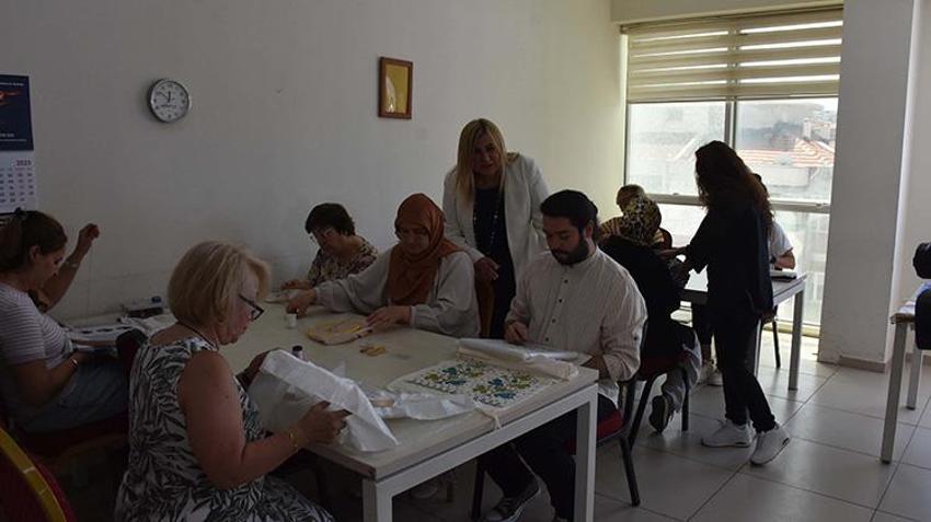 Hobi olarak başladı, kültürel mirasçısı oldu! Unutulmaya yüz tutulan nakış işlemelerini geleceğe taşıyor