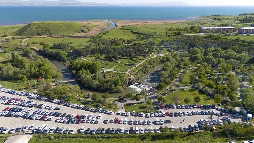 Van'da olağanüstü gün! 90 bin kişi o anları izlemek için Erciş'e akın etti