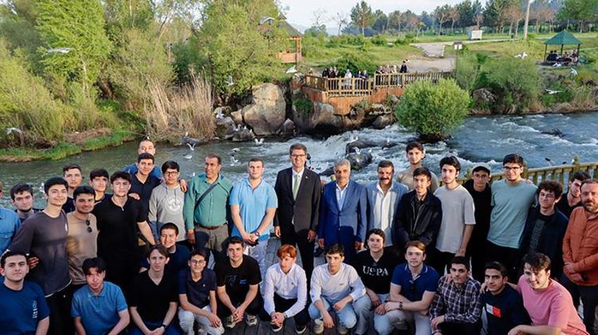 Van'da olağanüstü gün! 90 bin kişi o anları izlemek için Erciş'e akın etti