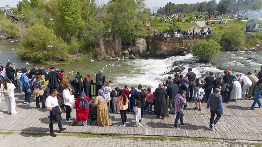 Van'da olağanüstü gün! 90 bin kişi o anları izlemek için Erciş'e akın etti
