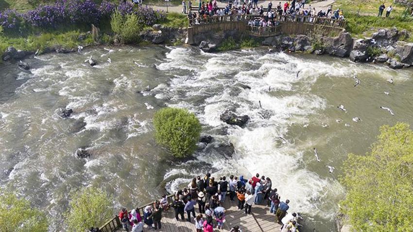 Van'da olağanüstü gün! 90 bin kişi o anları izlemek için Erciş'e akın etti