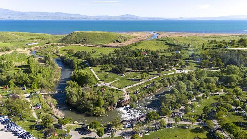Van'da olağanüstü gün! 90 bin kişi o anları izlemek için Erciş'e akın etti