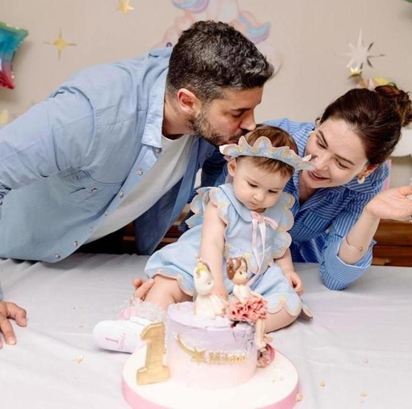 Berk Oktay öpmelere doyamadı! Kızının doğum gününde aşka geldi
