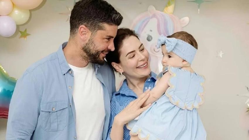Berk Oktay öpmelere doyamadı! Kızının doğum gününde aşka geldi
