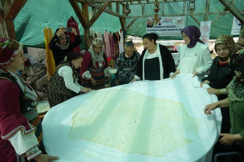 Tarihi kiliseyi mutfağa çevirdiler! Şarkılar söyleyip, börekler açtılar