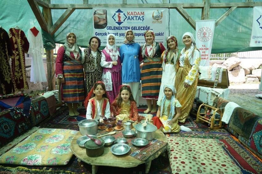 Tarihi kiliseyi mutfağa çevirdiler! Şarkılar söyleyip, börekler açtılar