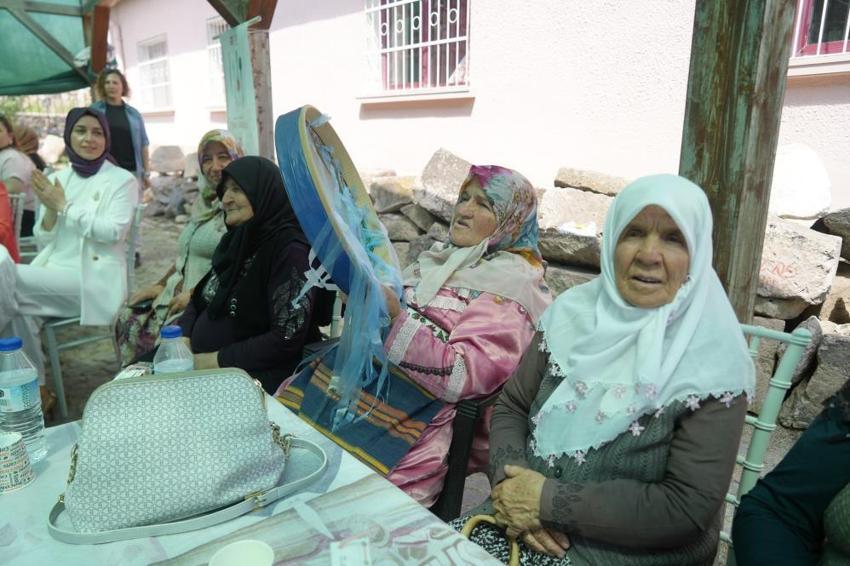 Tarihi kiliseyi mutfağa çevirdiler! Şarkılar söyleyip, börekler açtılar