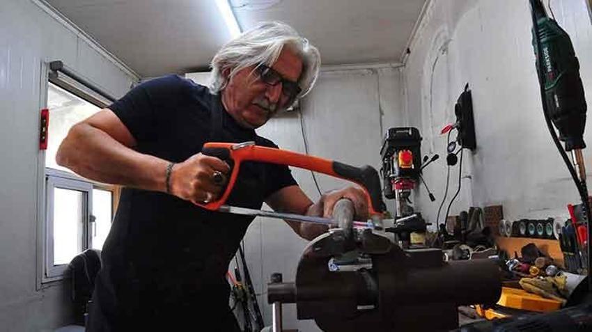 At üstünde ok atıyor, bıçak dövüp zihgir yapıyor! Türkiye'nin en sıradışı kaymakamı: Makamda yönetici, atölyede sanatçı!