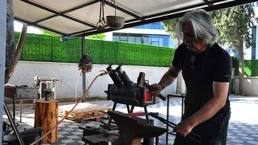 At üstünde ok atıyor, bıçak dövüp zihgir yapıyor! Türkiye'nin en sıradışı kaymakamı: Makamda yönetici, atölyede sanatçı!