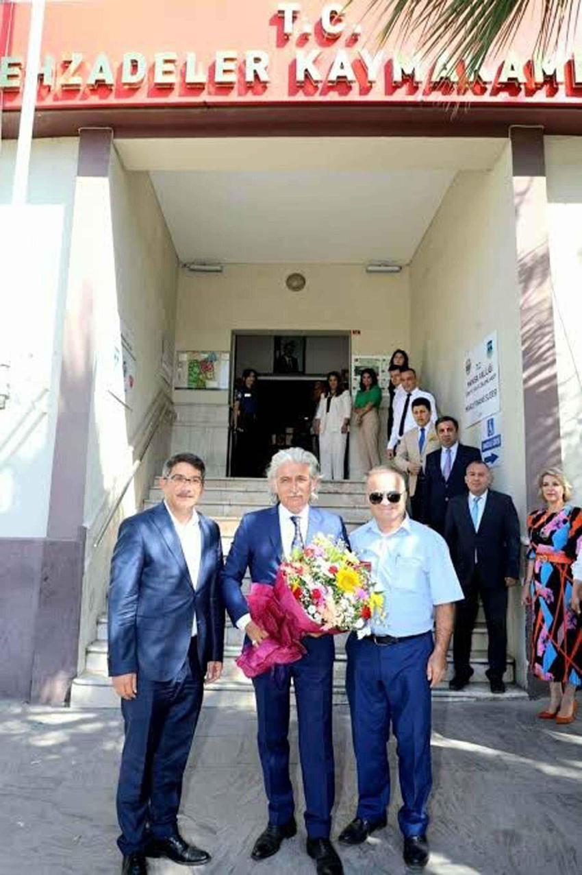 At üstünde ok atıyor, bıçak dövüp zihgir yapıyor! Türkiye'nin en sıradışı kaymakamı: Makamda yönetici, atölyede sanatçı!