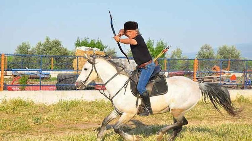 At üstünde ok atıyor, bıçak dövüp zihgir yapıyor! Türkiye'nin en sıradışı kaymakamı: Makamda yönetici, atölyede sanatçı!