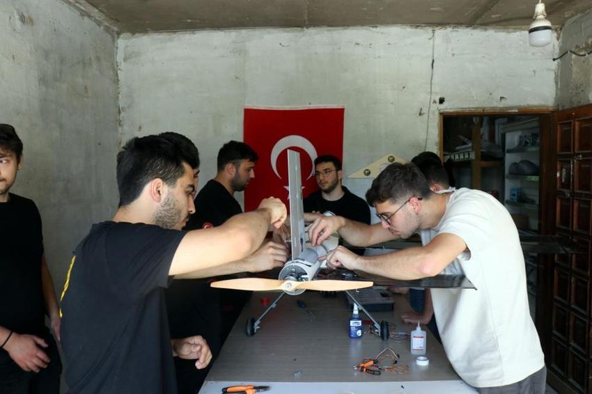 Daha önce böylesi görülmedi: Gelin ve damat neye uğradığını şaşırdı: Düğün konvoyunun önünü İHA ile kestiler, ortaya eğlenceli görüntüler çıktı!