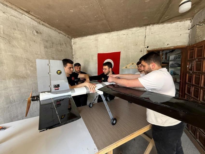 Daha önce böylesi görülmedi: Gelin ve damat neye uğradığını şaşırdı: Düğün konvoyunun önünü İHA ile kestiler, ortaya eğlenceli görüntüler çıktı!