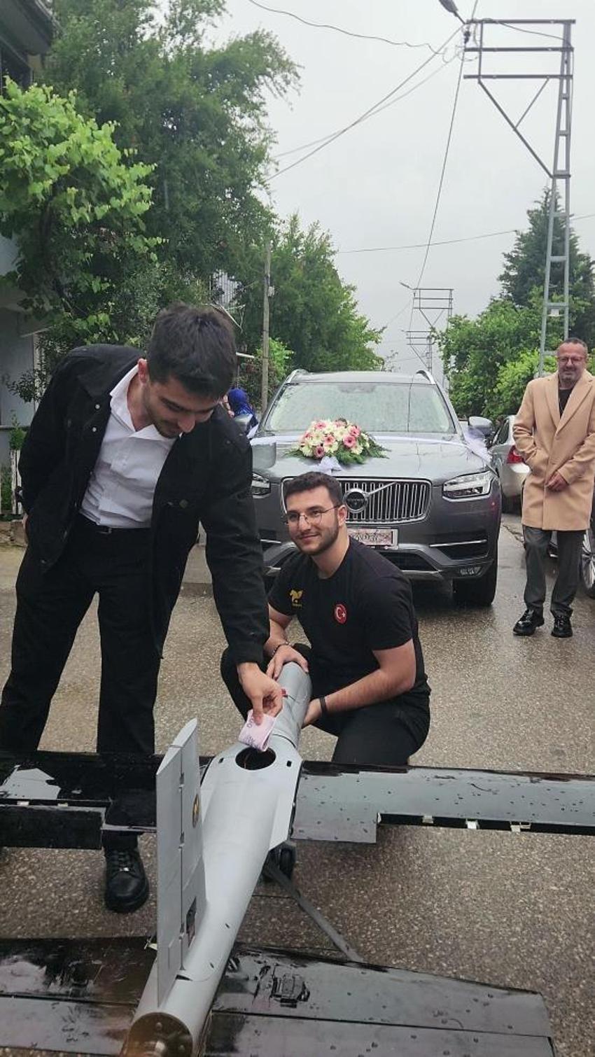 Daha önce böylesi görülmedi: Gelin ve damat neye uğradığını şaşırdı: Düğün konvoyunun önünü İHA ile kestiler, ortaya eğlenceli görüntüler çıktı!