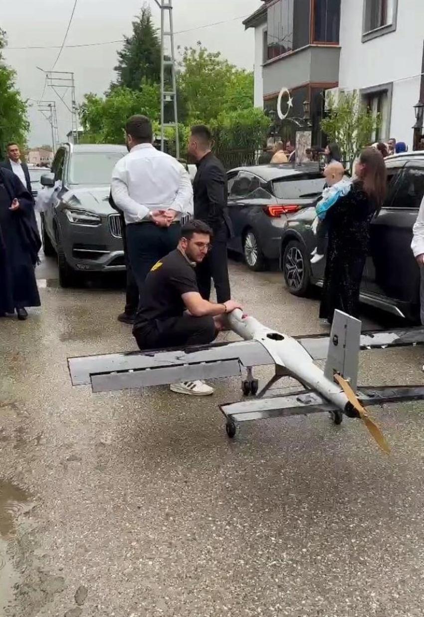 Daha önce böylesi görülmedi: Gelin ve damat neye uğradığını şaşırdı: Düğün konvoyunun önünü İHA ile kestiler, ortaya eğlenceli görüntüler çıktı!