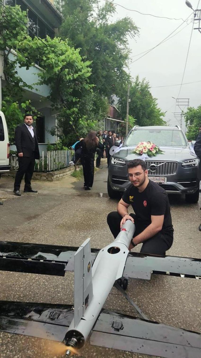 Daha önce böylesi görülmedi: Gelin ve damat neye uğradığını şaşırdı: Düğün konvoyunun önünü İHA ile kestiler, ortaya eğlenceli görüntüler çıktı!