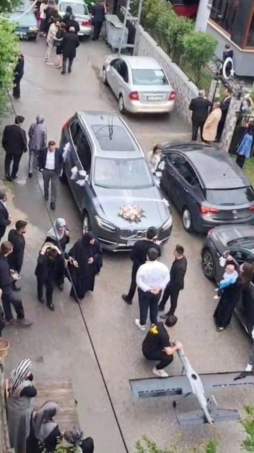 Daha önce böylesi görülmedi: Gelin ve damat neye uğradığını şaşırdı: Düğün konvoyunun önünü İHA ile kestiler, ortaya eğlenceli görüntüler çıktı!